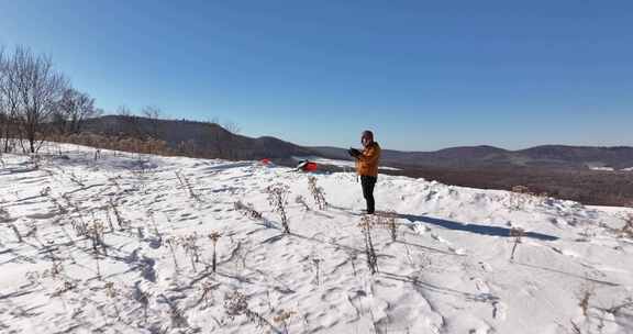 雪山上身穿厚外套的人在眺望远方