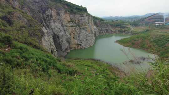 大自然矿坑蓝色湖泊实拍