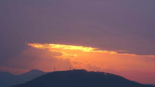 山峰日落延时黄昏夕阳山脉阳光森林夜幕降临