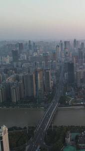城市航拍武汉城市清晨雾霾天气竖屏
