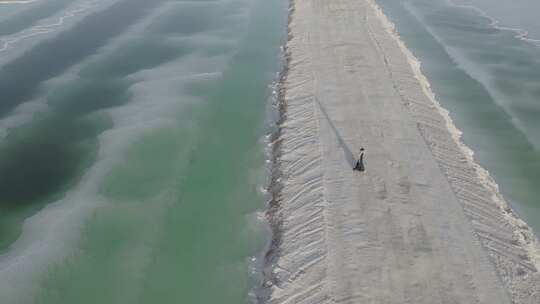 青海海西大柴旦翡翠湖小路碧水航拍视频