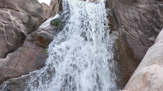 冲击而下的山泉水