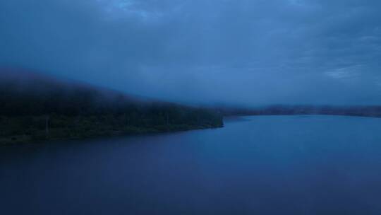 航拍黎明湖光山色云雾风景