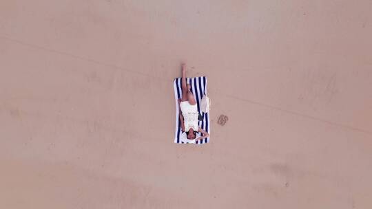 女人躺在菲律宾海滩上度假视频素材模板下载