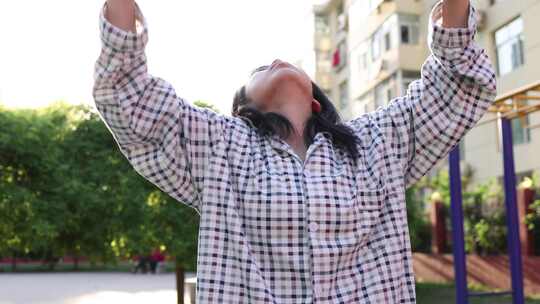 病人疾病痊愈伸懒腰康复锻炼