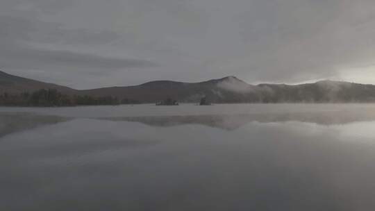 航拍清晨雾气的湖面
