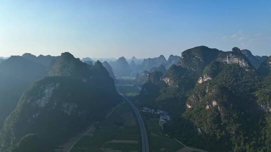 广西喀斯特山脉高速路航拍