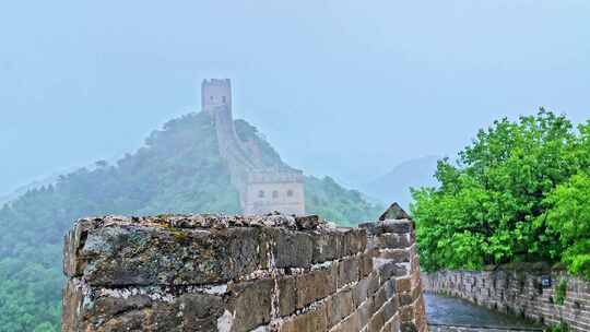 中国夏季金山岭长城阴天下雨云雾风光