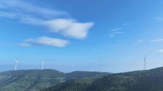 航拍枣庄山顶上的风力发电延时摄影