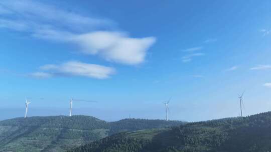 航拍枣庄山顶上的风力发电延时摄影视频素材模板下载