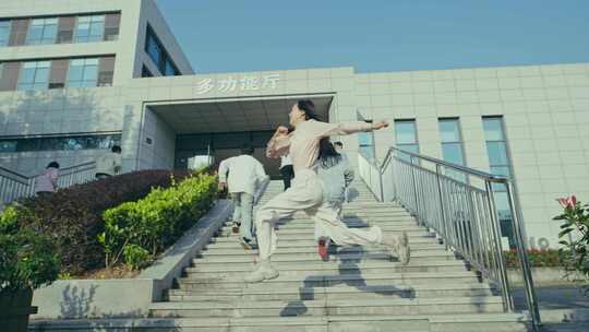 大学生奔跑跳跃青春励志视频素材模板下载