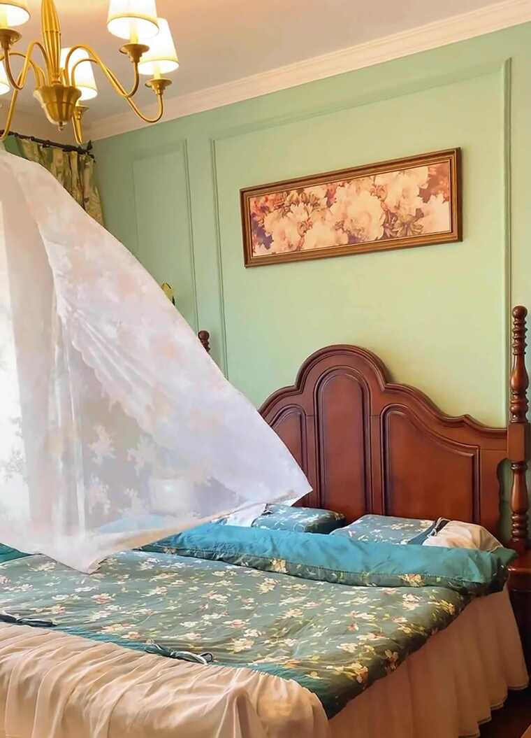 法式卧室飘动的白色窗纱画面