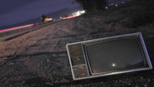 废弃的电视机停在高速公路上