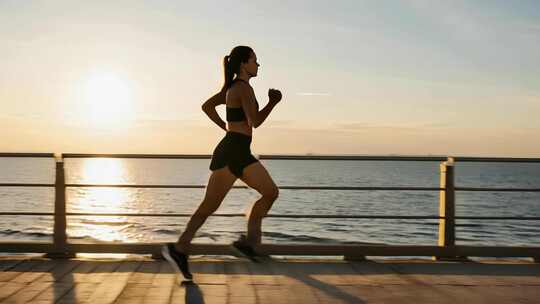 女孩海边跑步运动励志健康生活视频