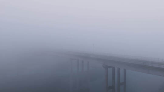 高速公路浓雾天气