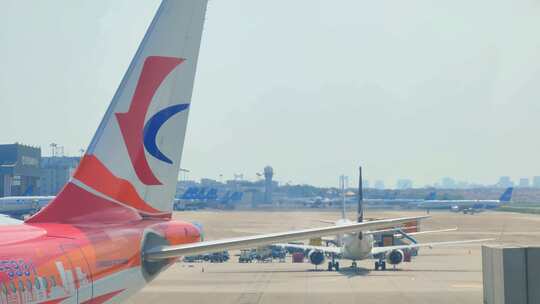 厦门高崎国际机场东方航空飞机发动机气浪视频素材模板下载