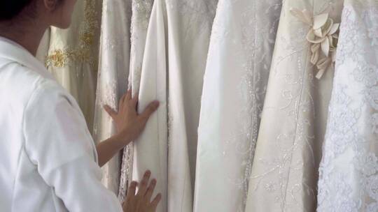 未来新娘为婚礼挑选婚纱视频素材模板下载
