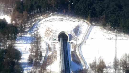 中国黑龙江高铁列车行驶在雪原森林