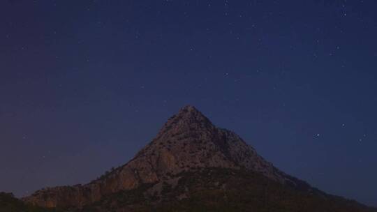 夜晚的山谷森林 天空中美丽的星空