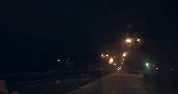 夜晚路上的亮灯深夜行驶车辆