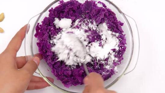 紫薯泥加木薯粉搅拌均匀