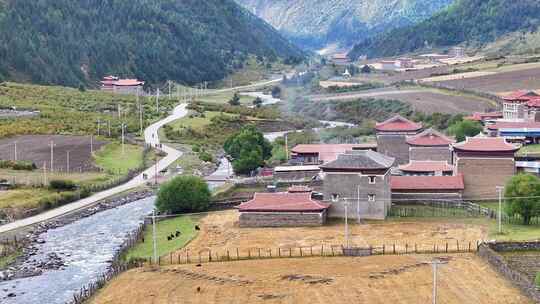 航拍川西乌库楚贡嘎山乡上埕子村田园风光