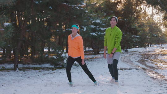 青年情侣在雪地里锻炼身体视频素材模板下载