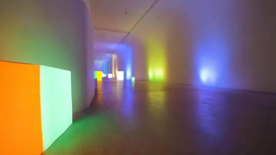 彩色光影艺术空间走廊