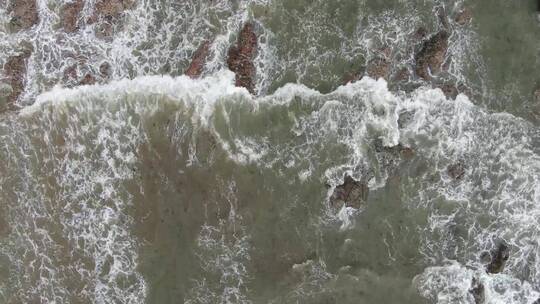 俯拍 大海 海浪 拍打 礁石视频素材模板下载