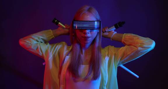 女性用VR护目镜玩虚拟现实游戏