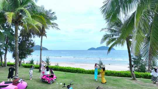 海边草坪游客休闲场景