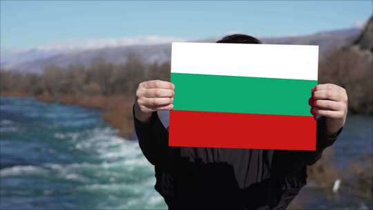 手持保加利亚国旗横幅的人