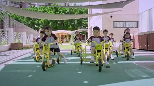 幼儿园小朋友和孩子们开心的玩耍慢动作视频素材模板下载