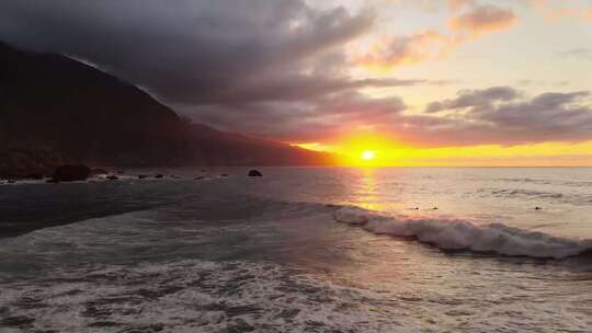 夕阳海浪唯美意境