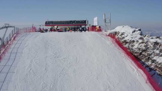 内蒙古呼和浩特马鬃山滑雪场缆车雪景航拍