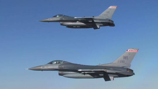两架F16战斗机编队飞行