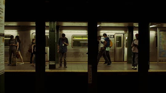 通勤者在等待地铁视频素材模板下载