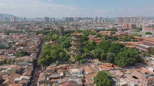 泉州开元寺双塔西街泉州东西塔节日人流航拍