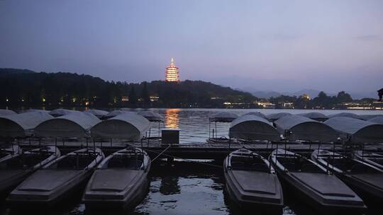 夜晚西湖风景区游船码头和雷峰塔夜景