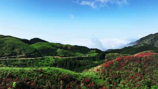 蓝天白云阳光下桂林天湖的高山风光