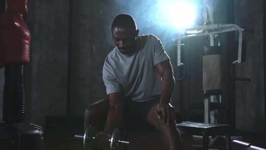 健身锻炼在健身房非裔美国人健美运动员拿起视频素材模板下载