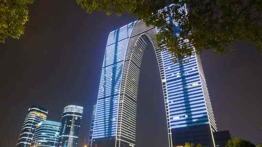 江苏苏州金鸡湖景区东方之门夜晚夜景人流唯