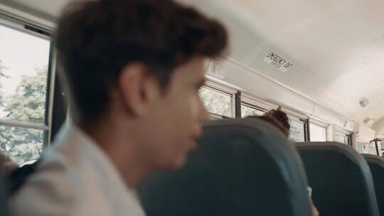 公共汽车上讲话的男孩视频素材模板下载