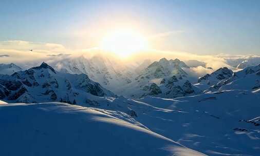 日照雪山的壮丽自然景观