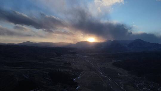 航拍日落的大山峡谷