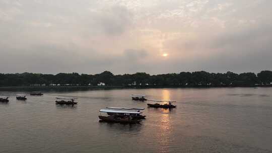 杭州西湖日出时分 泛舟湖上 摇橹船视频素材模板下载