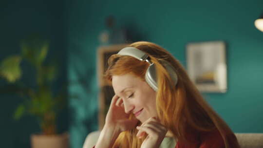 女人戴着耳机随着音乐跳舞视频素材模板下载