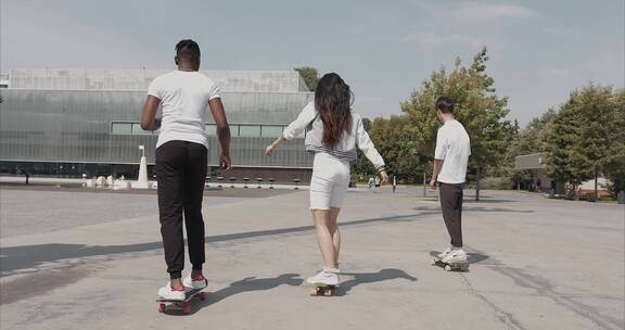 年轻人在公园空地玩滑板
