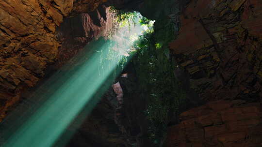 一束迷人的光束照亮了神秘洞穴的深处