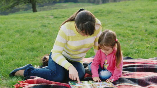 母亲和女儿一起看书